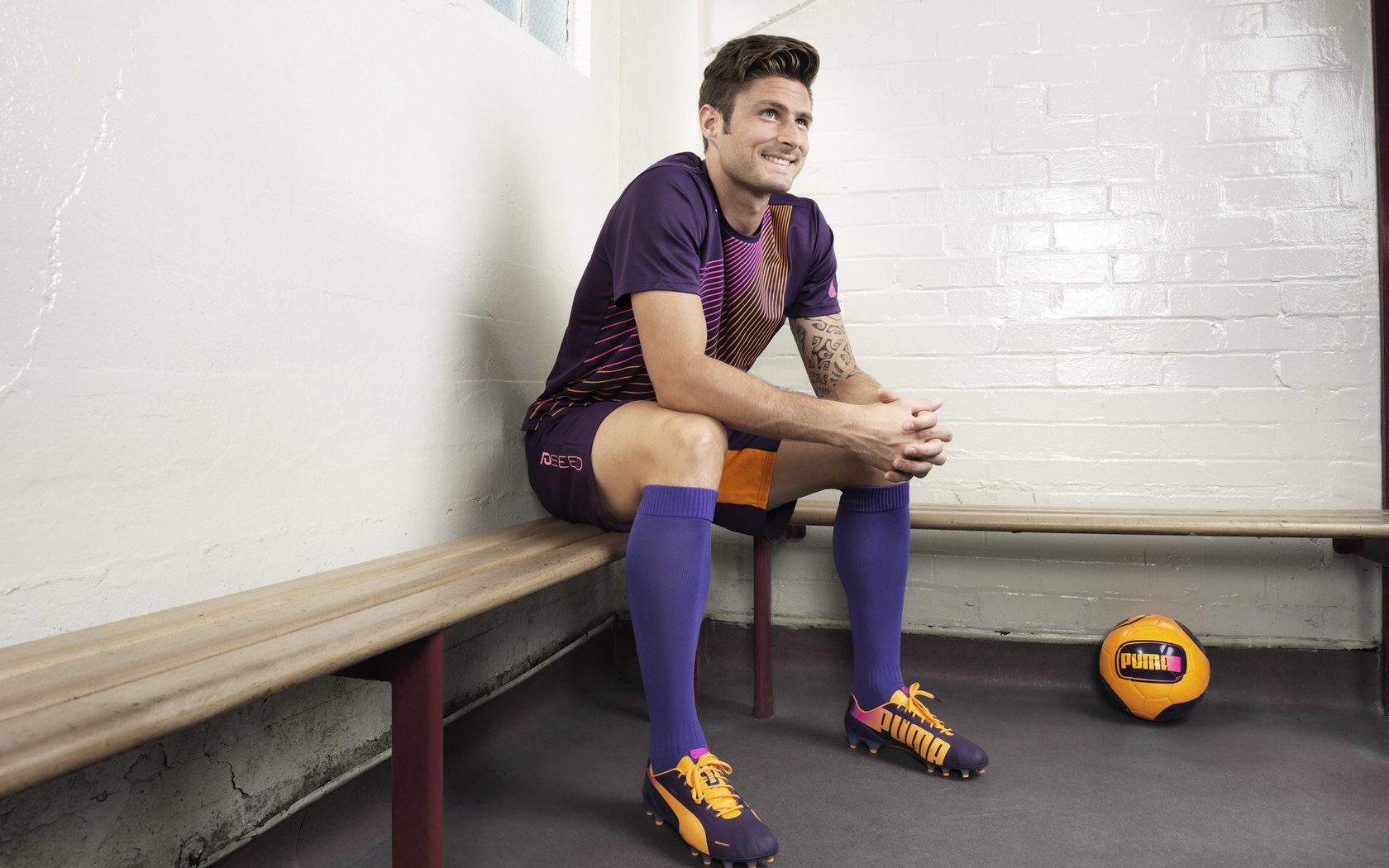 世界滑板巡回赛巴塞罗那站 街式赛道融入城市地标 极具视觉冲击力